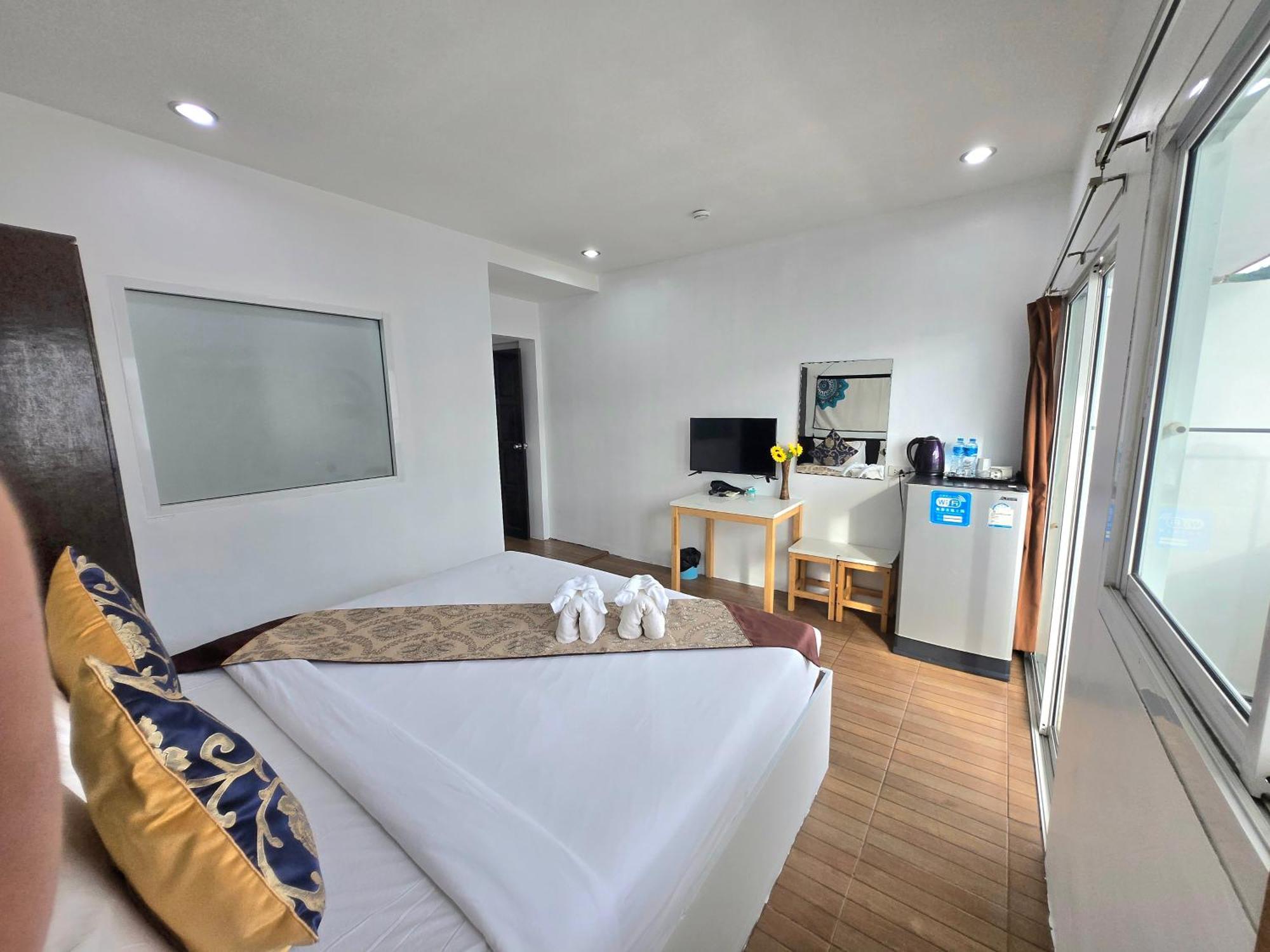 Happy 99 Guest House Patong Exteriör bild