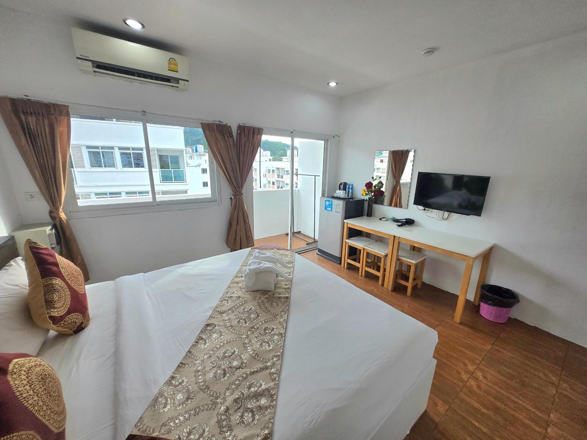 Happy 99 Guest House Patong Exteriör bild