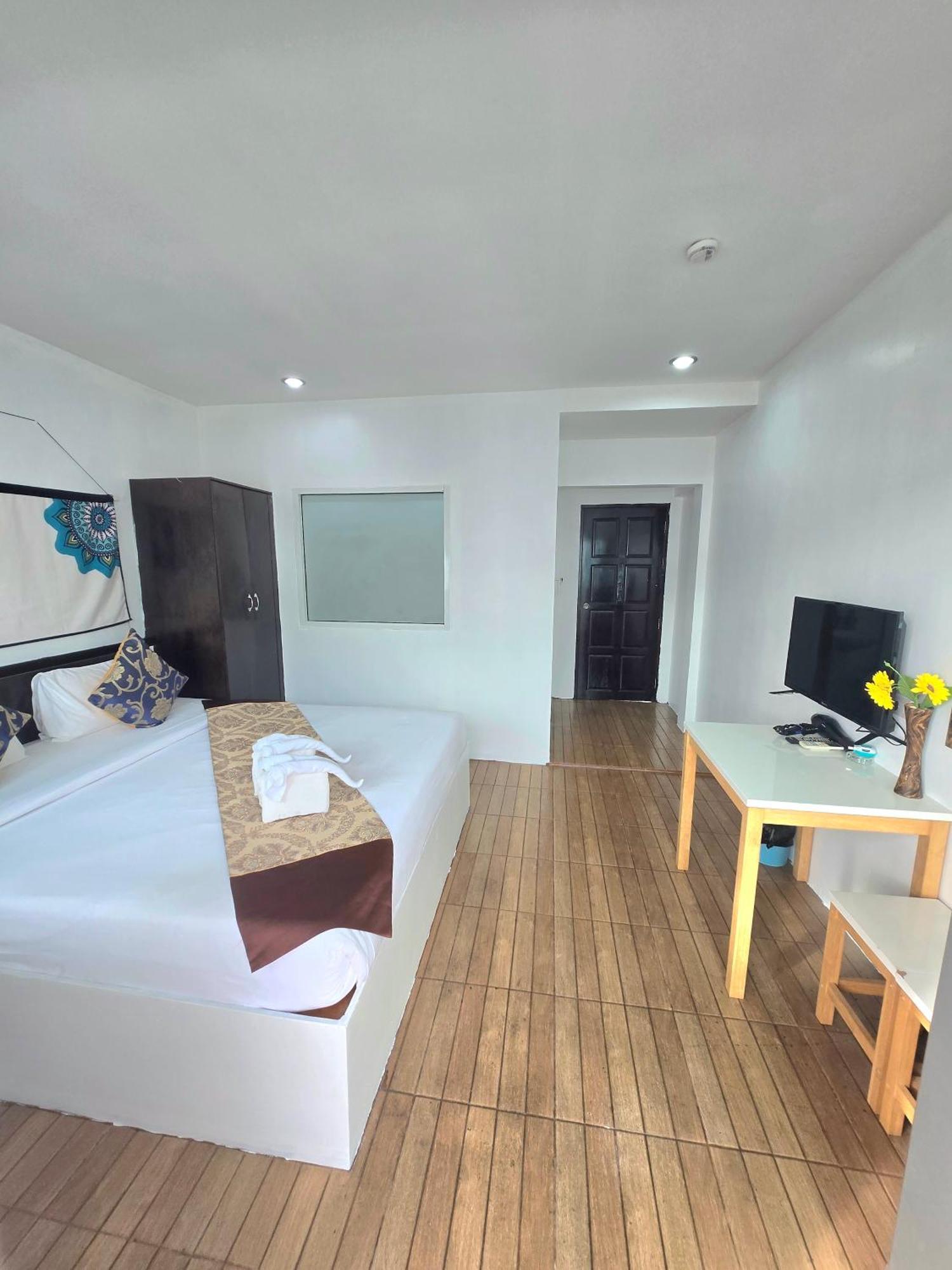 Happy 99 Guest House Patong Exteriör bild