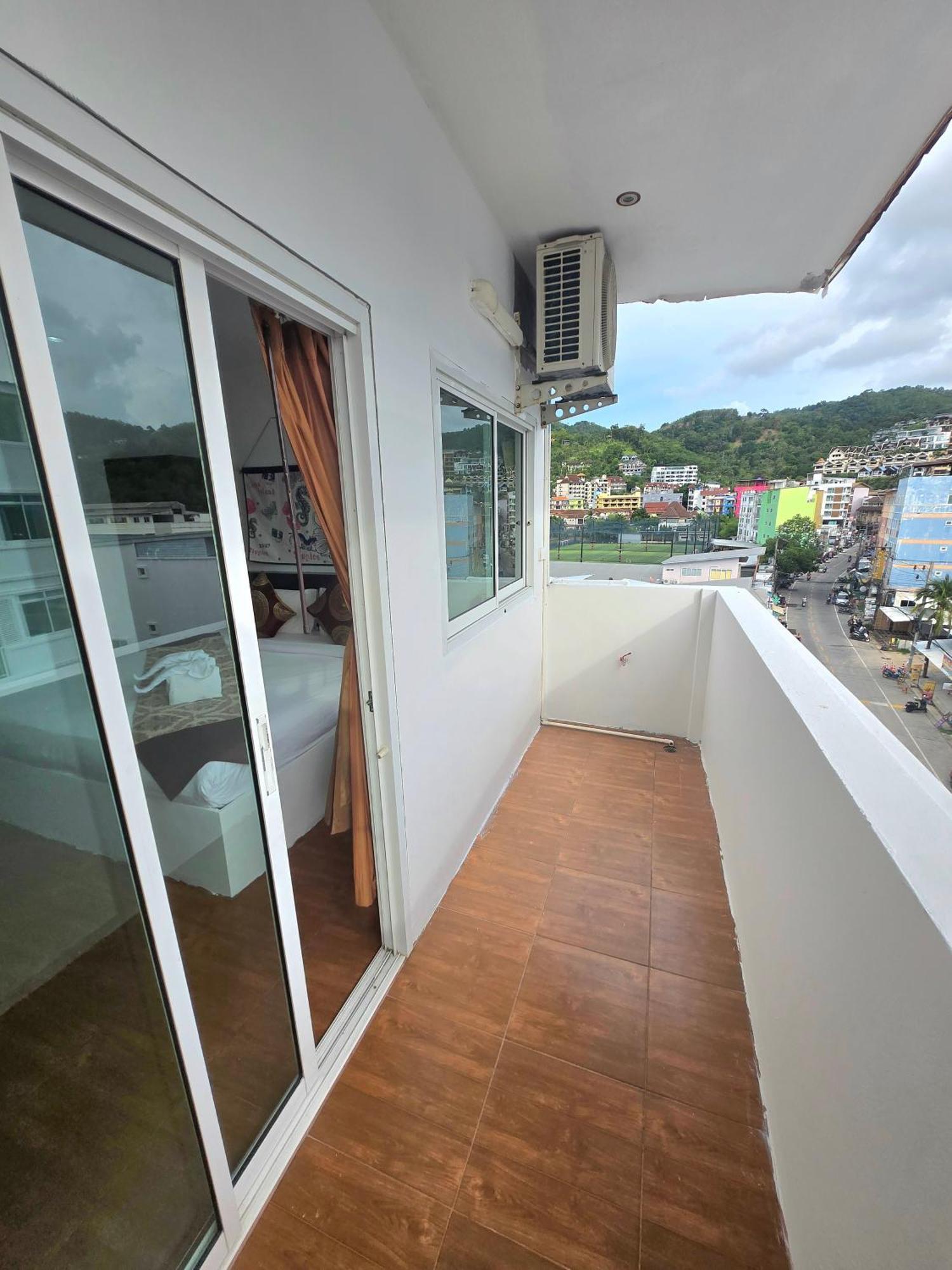 Happy 99 Guest House Patong Exteriör bild