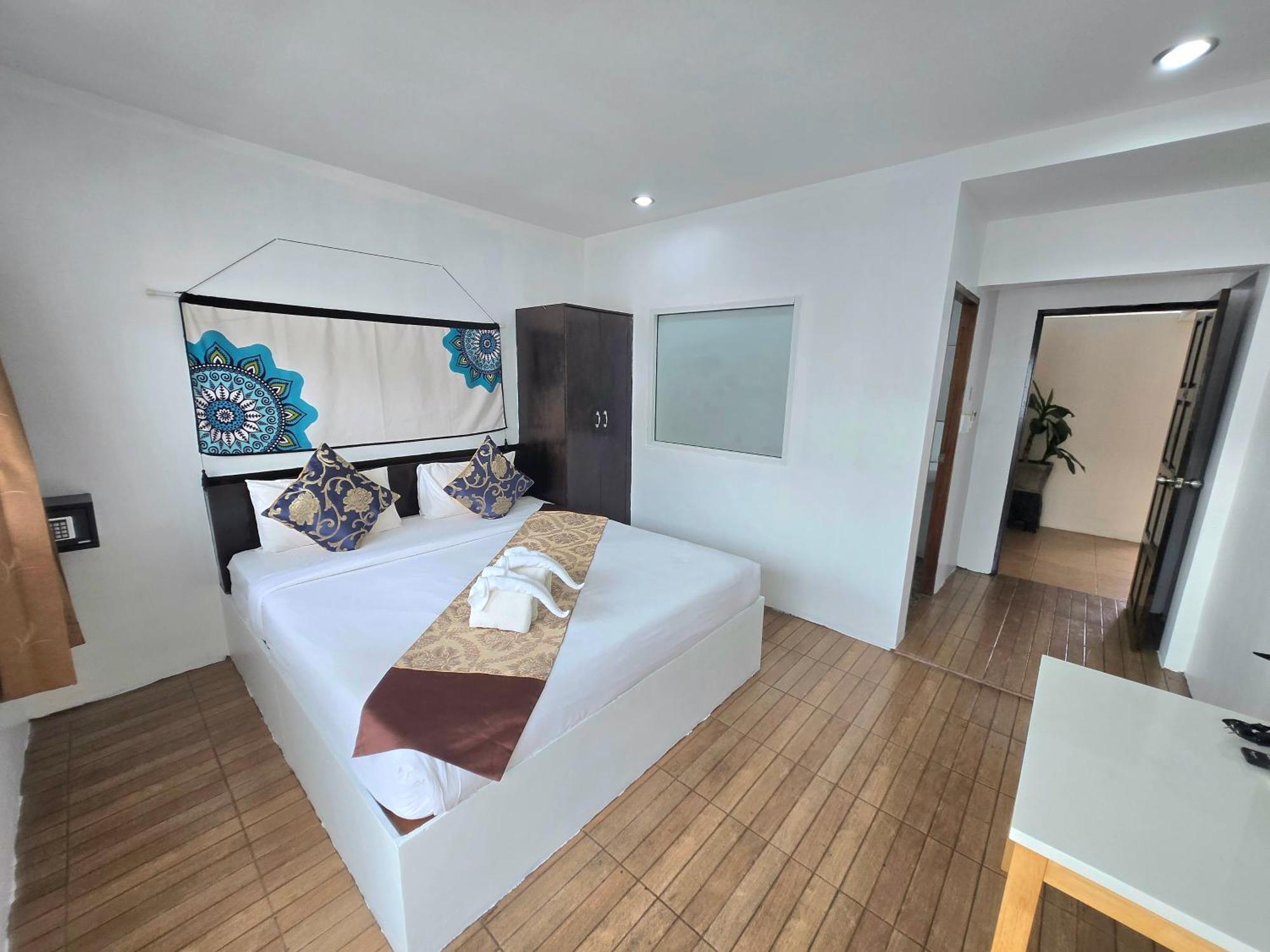 Happy 99 Guest House Patong Exteriör bild