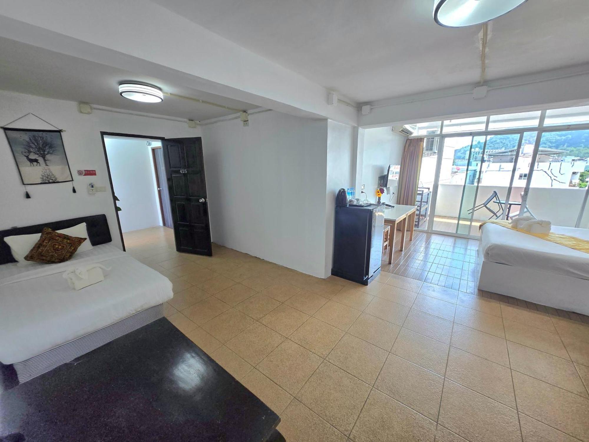 Happy 99 Guest House Patong Exteriör bild