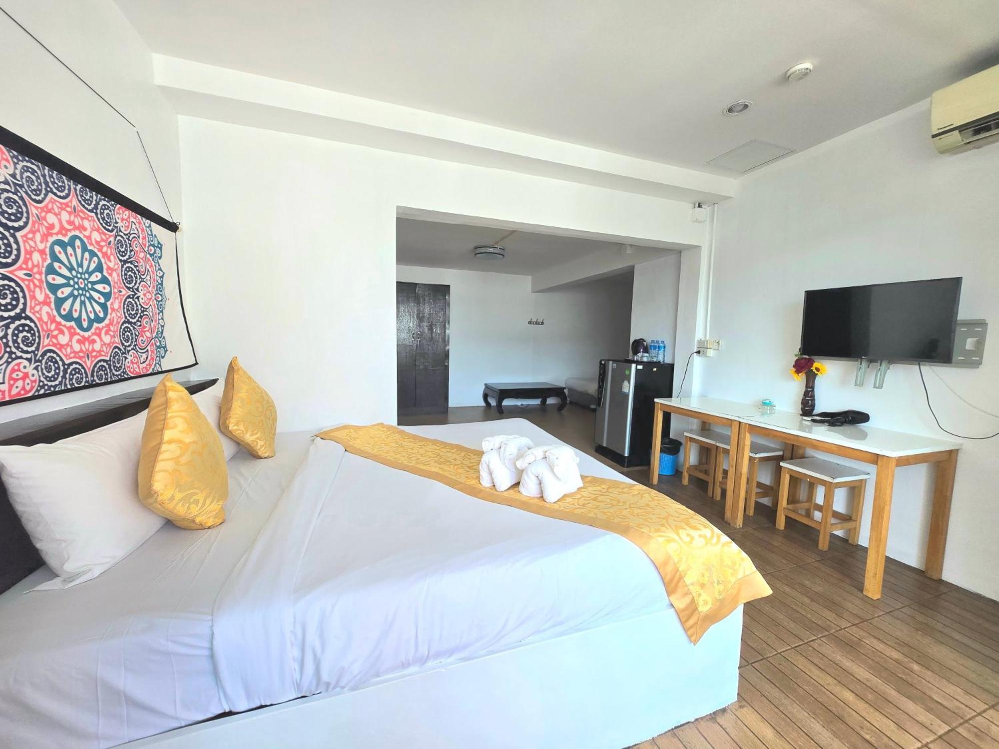 Happy 99 Guest House Patong Exteriör bild